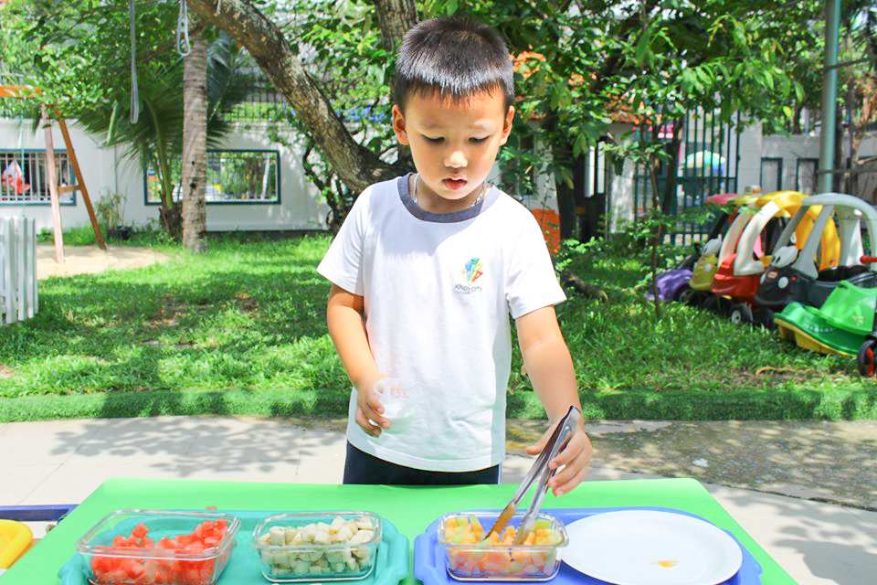 Bé tự chọn loại trái cây yêu thích truong-mam-non-quoc-te-cung-ba-me-lam-que-kem-thanh-mat-tai-nha