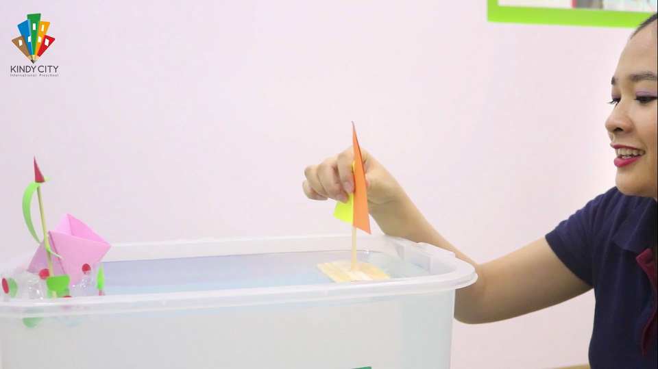 truong-mam-non-quoc-te-lam-canh-dieu-tuoi-tho-voi-co-giao-kindy-city