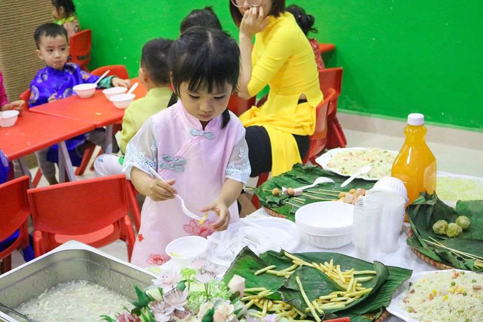 truong-mam-non-quoc-te-the-hien-su-tu-chu-tu-bua-tiec-buffet