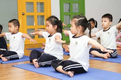truong-mam-non-quoc-te-yoga-giup-be-tro-nen-tram-tinh-va-diem-dam