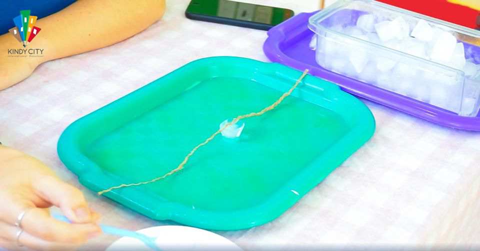 Cô đặt sợi dây lên viên đá lạnh