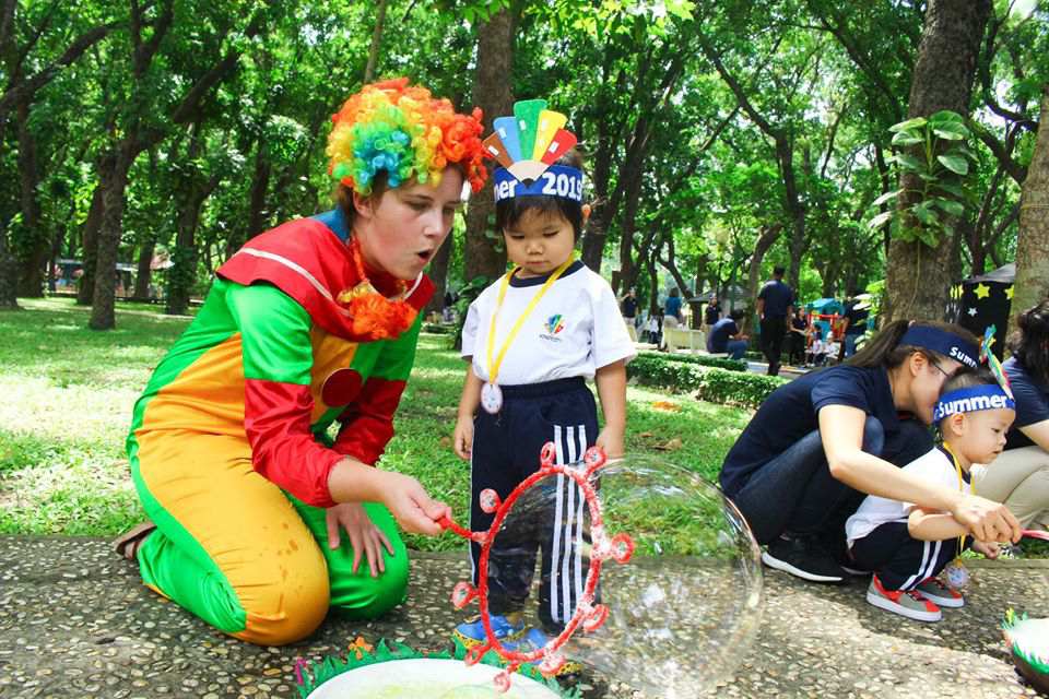 Bé hứng thú chơi trò thổi bong bóng xà phòng truong-mam-non-quoc-te-loi-ich-dang-ngac-nhien-cua-tro-choi-thoi-bong-bong-xa-phong