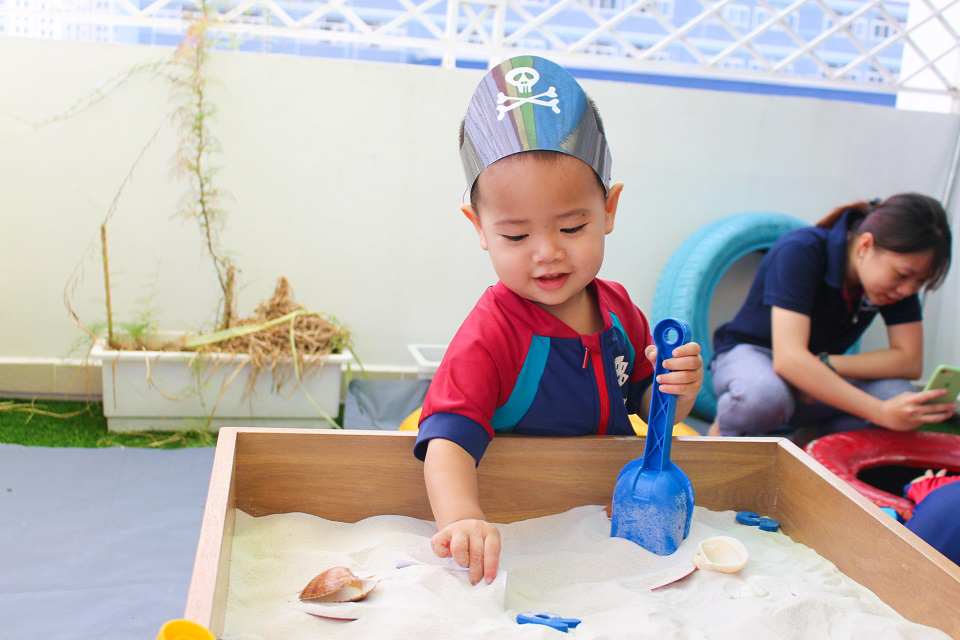 Truy tìm sinh vật biển truong-mam-non-quoc-te-dem-bien-ve-nha-choi-cat-cung-con