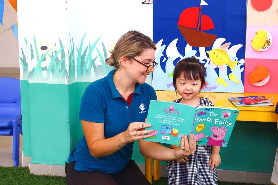 Giúp trẻ thêm yêu thích việc đọc sách truong-mam-non-quoc-te-cung-tre-nuoi-duong-thoi-quen-doc-sach