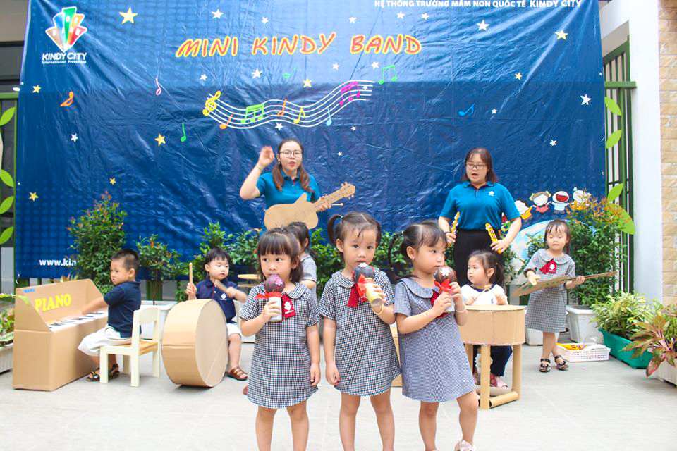 truong-mam-non-quoc-te-to-chuc-tro-choi-am-nhac-cho-con-tai-nha