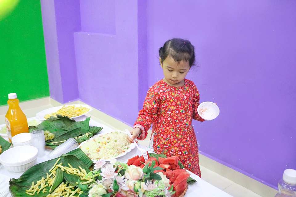 truong-mam-non-quoc-te-the-hien-su-tu-chu-tu-bua-tiec-buffet