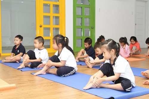 truong-mam-non-quoc-te-yoga-giup-be-tro-nen-tram-tinh-va-diem-dam