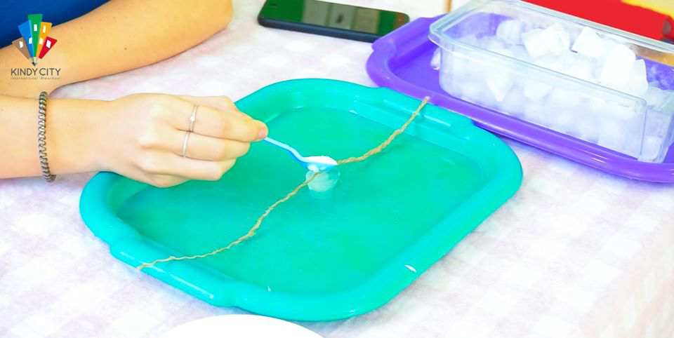 Cô cho một chút muối lên phía trên
