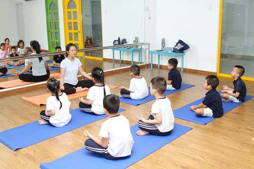 truong-mam-non-quoc-te-yoga-giup-be-tro-nen-tram-tinh-va-diem-dam