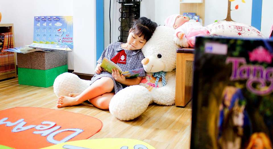 Giúp trẻ thêm yêu thích việc đọc sách truong-mam-non-quoc-te-cung-tre-nuoi-duong-thoi-quen-doc-sach
