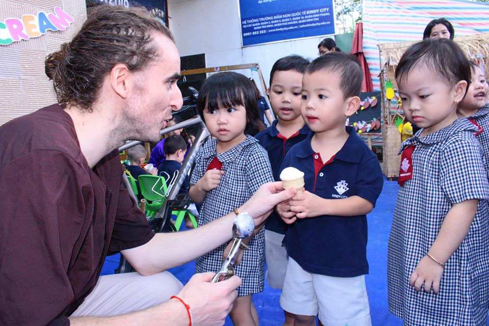 Thầy cô giúp bé múc nên những viên kem mát lạnh truong-mam-non-quoc-te-cung-ba-me-lam-que-kem-thanh-mat-tai-nha
