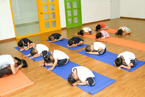 truong-mam-non-quoc-te-yoga-giup-be-tro-nen-tram-tinh-va-diem-dam