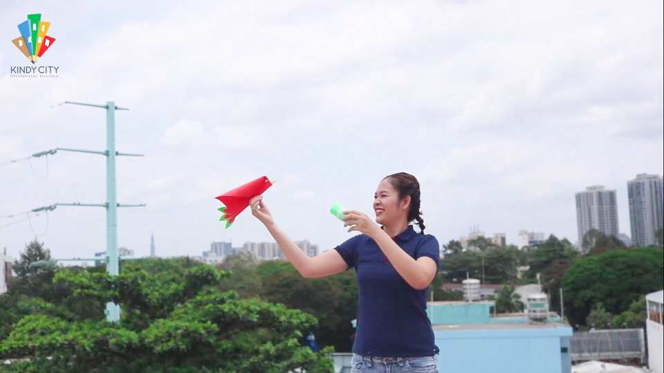 truong-mam-non-quoc-te-lam-canh-dieu-tuoi-tho-voi-co-giao-kindy-city
