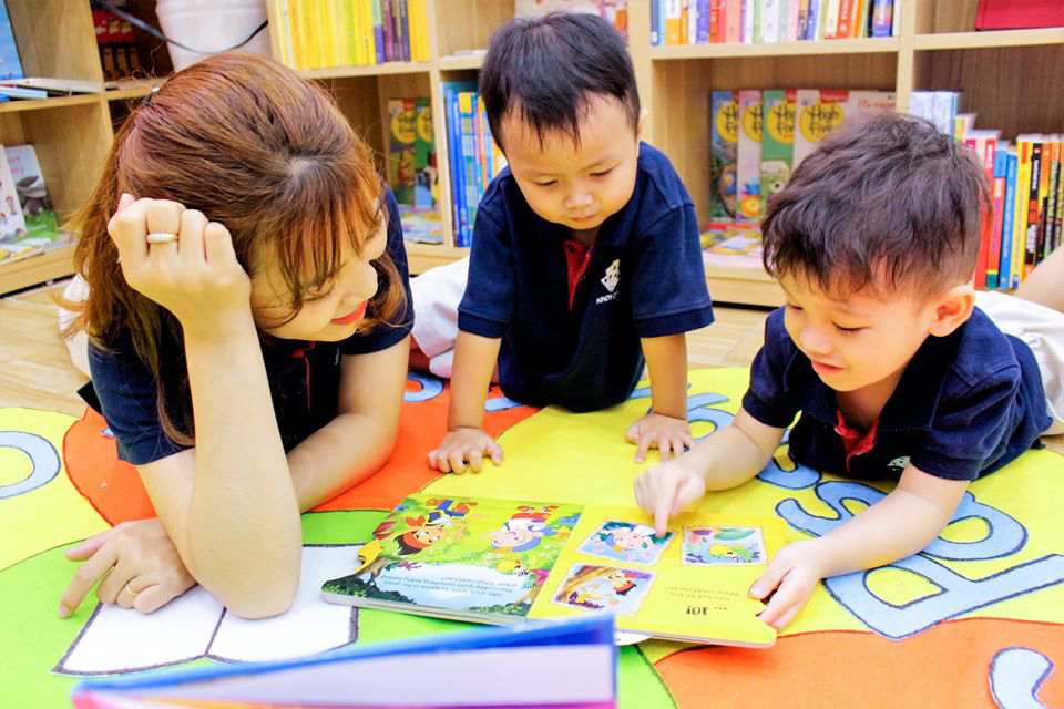 Giúp trẻ thêm yêu thích việc đọc sách truong-mam-non-quoc-te-cung-tre-nuoi-duong-thoi-quen-doc-sach