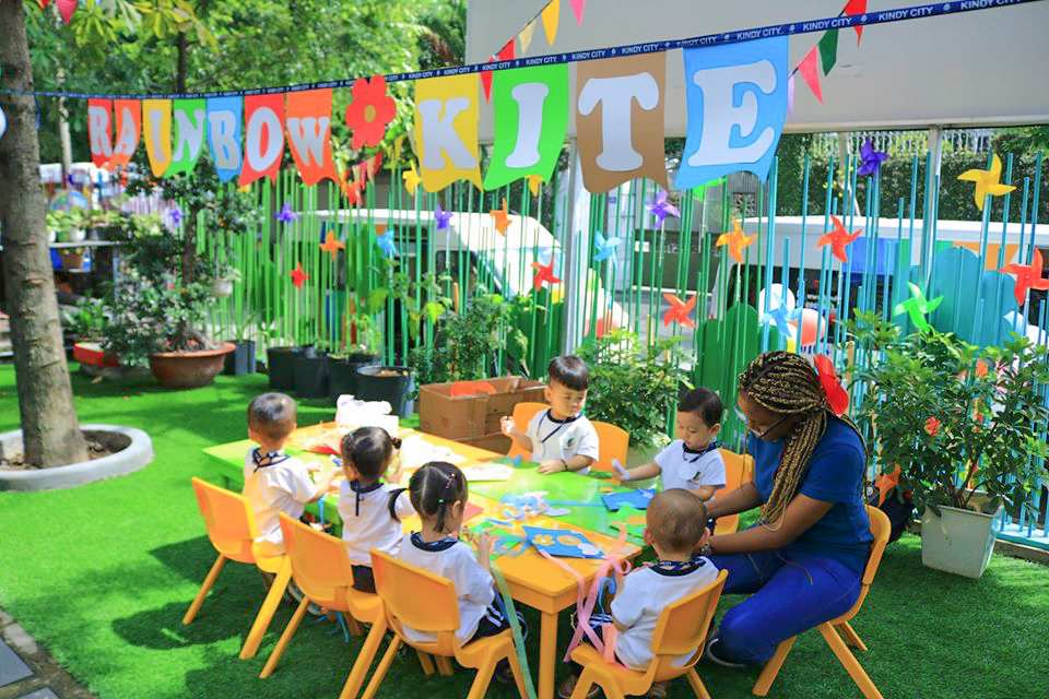 truong-mam-non-quoc-te-lam-canh-dieu-tuoi-tho-voi-co-giao-kindy-city