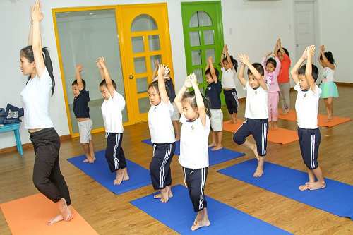 truong-mam-non-quoc-te-yoga-giup-be-tro-nen-tram-tinh-va-diem-dam