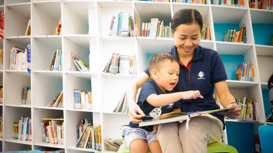 Giúp trẻ thêm yêu thích việc đọc sách truong-mam-non-quoc-te-cung-tre-nuoi-duong-thoi-quen-doc-sach