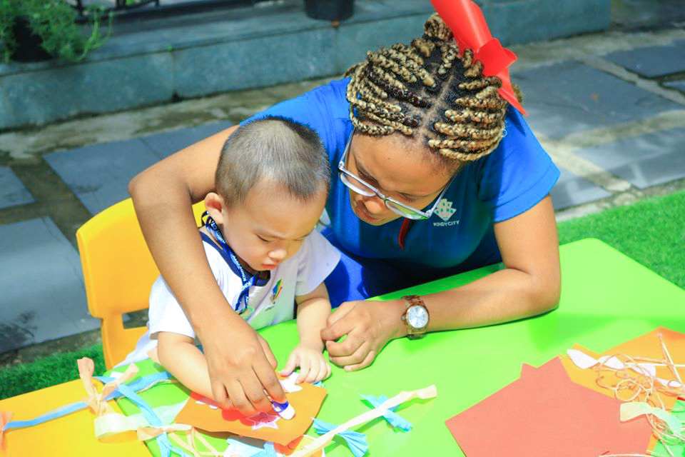 truong-mam-non-quoc-te-lam-canh-dieu-tuoi-tho-voi-co-giao-kindy-city