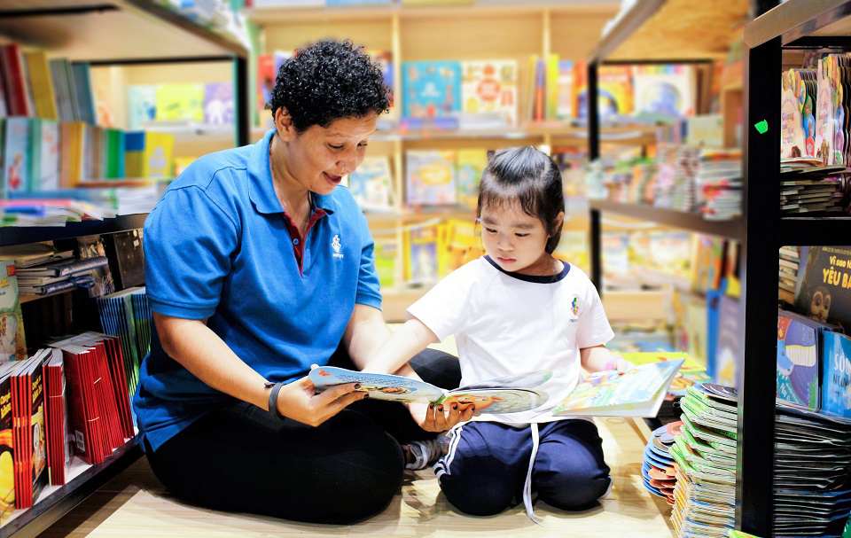 Giúp trẻ thêm yêu thích việc đọc sách truong-mam-non-quoc-te-cung-tre-nuoi-duong-thoi-quen-doc-sach