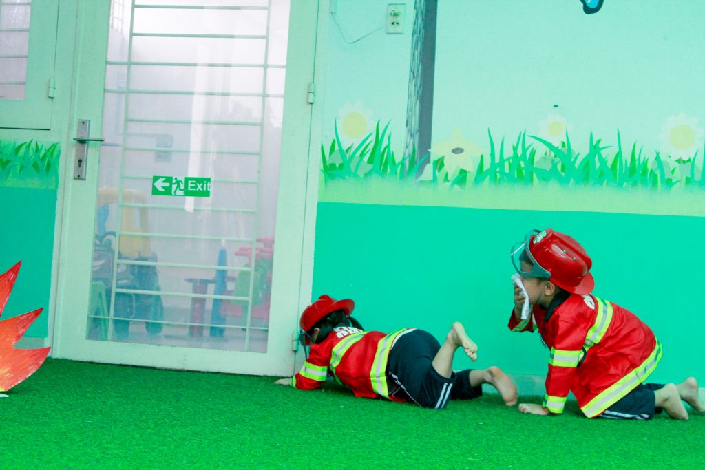 Buổi diễn tập giúp trẻ xử lý tình huống hỏa hoạn ở bất cứ nơi đâu