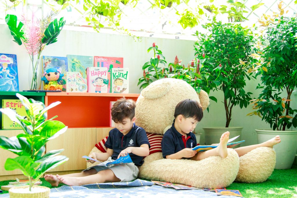 Be-say-me-doc-sach-tai-vuon-truong-Kindy-City