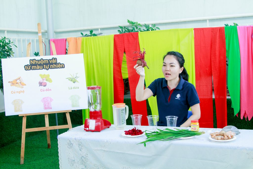 Cac nguyen lieu nhuom vai gom: la dua, cu den, cu nghe