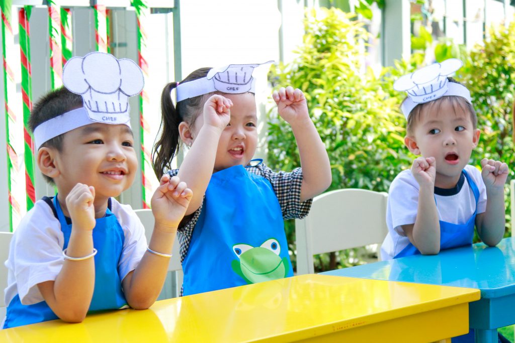 Bé làm bánh quy gừng - món ăn vặt dịp Giáng sinh