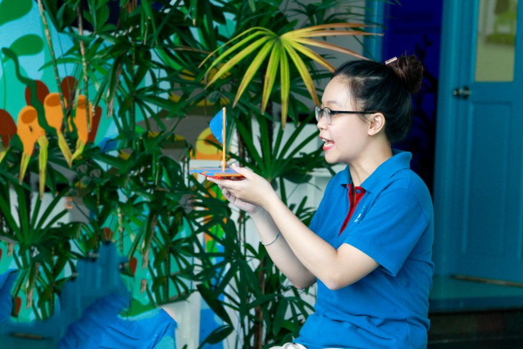 Be-tap-trung-nghe-co-gioi-thieu-tro-choi