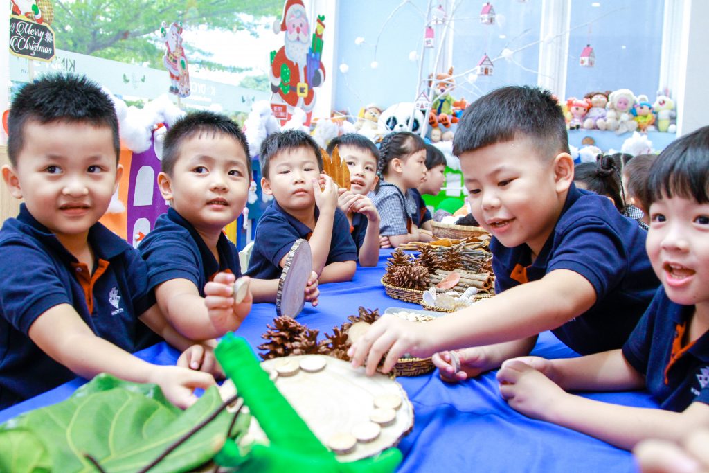 Trẻ trang trí Giáng sinh tại Kindy City quận 7