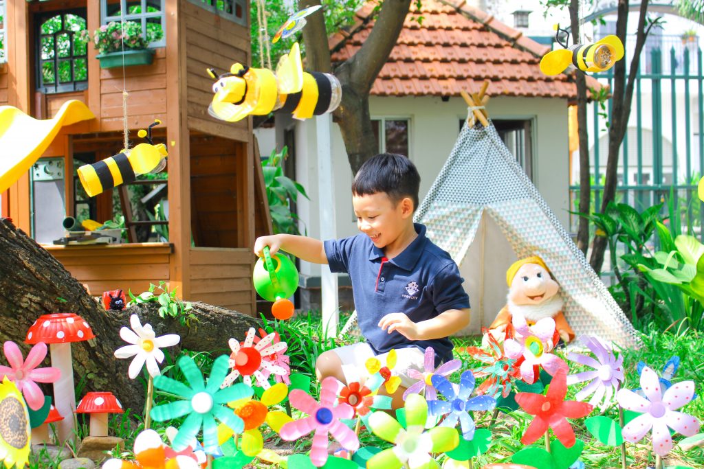 Học trò quận 2 cũng tận dụng chén nhựa dùng một lần và lõi cuộn giấy để làm nấm