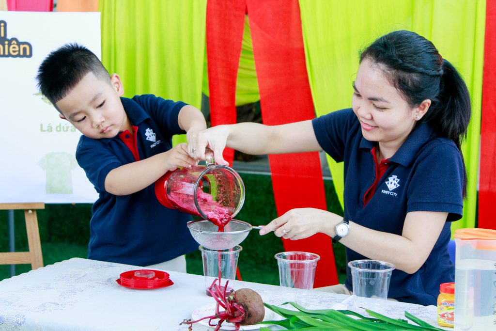hoc-sinh-kindy-city-nguyen-duy-duong-hoc-cach-nhuom-vai