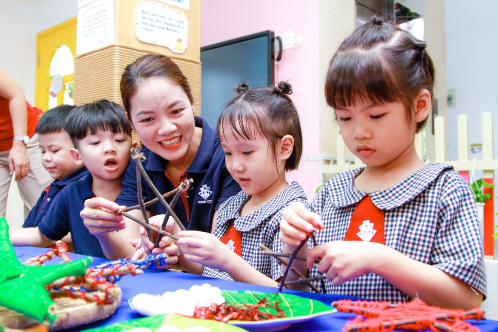 Từ những cành cây cô đã định hình sẵn, bé chọn màu len hay kim tuyến mình thích