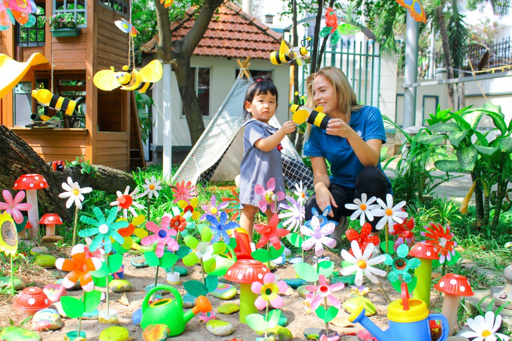 Kindy Citizens cùng chăm sóc vườn tái chế
