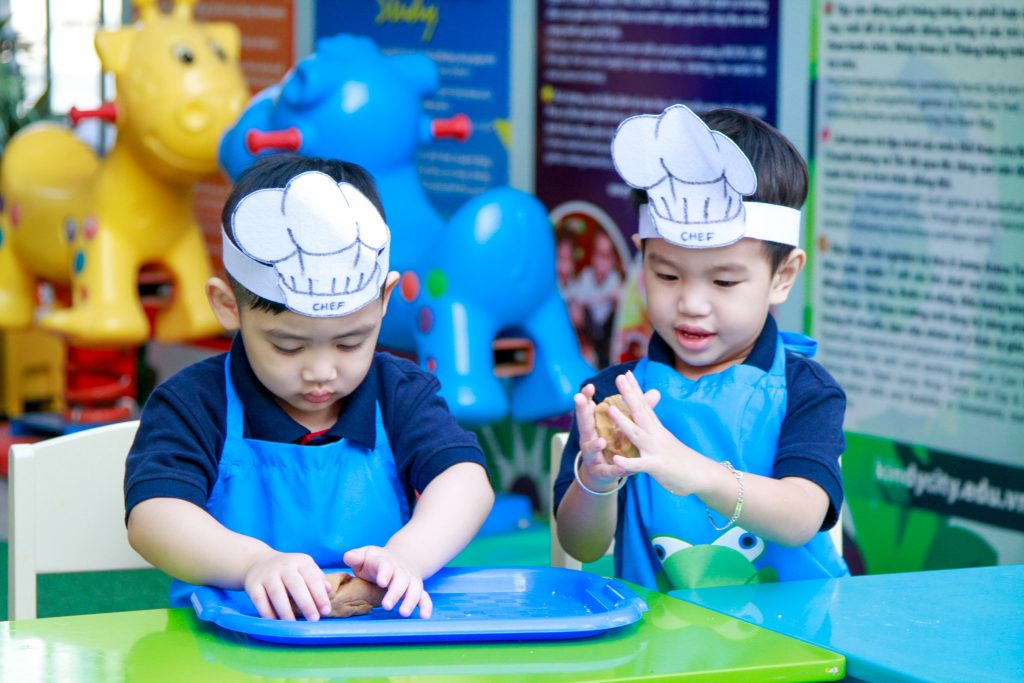 Những bàn tay nhỏ xinh nhào bột thật đều và tạo hình nên chiếc bánh