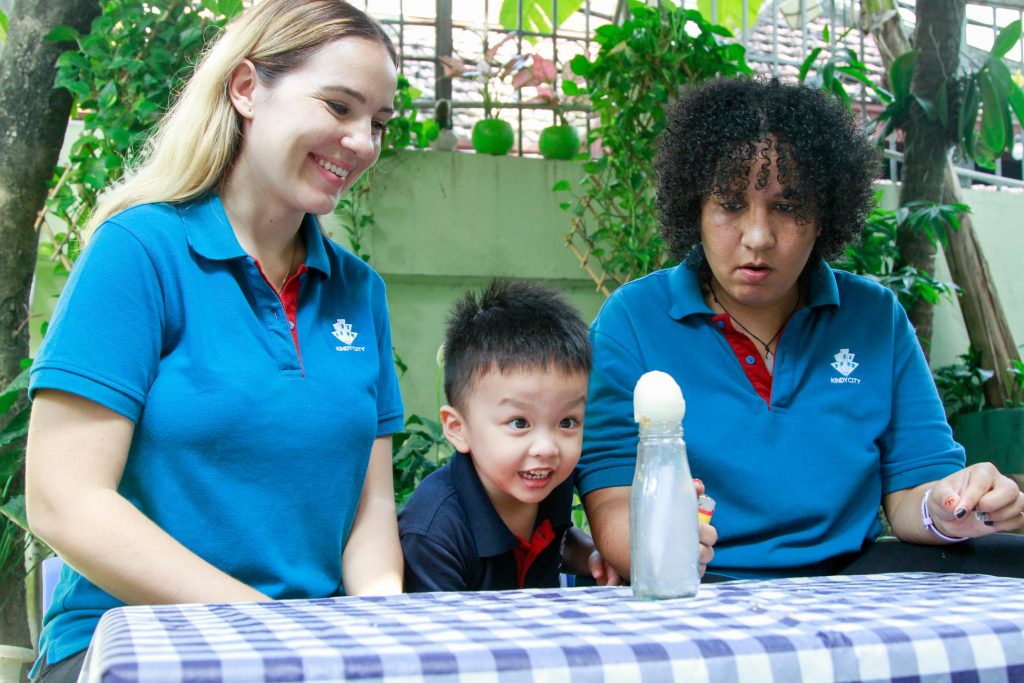 Các em lần lượt cầm quả trứng vừa bóc lên bàn cô để thực hiện thí nghiệm