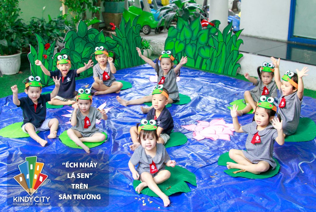 ech-nhay-la-sen-tren-san-truong