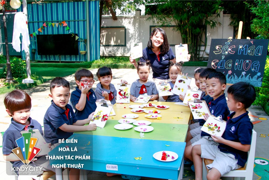 BÉ BIẾN HOA LÁ THÀNH TÁC PHẨM NGHỆ THUẬT