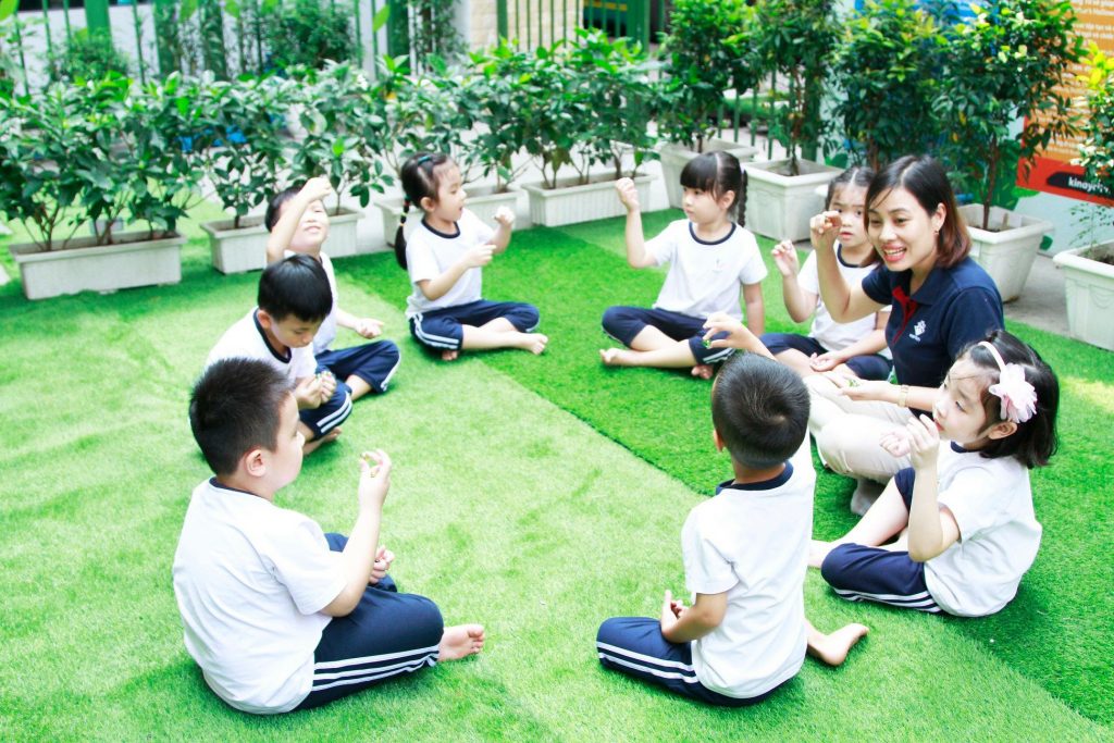 Những viên bi được mang ra trong niềm bất ngờ và ngỡ ngàng của các bạn nhỏ