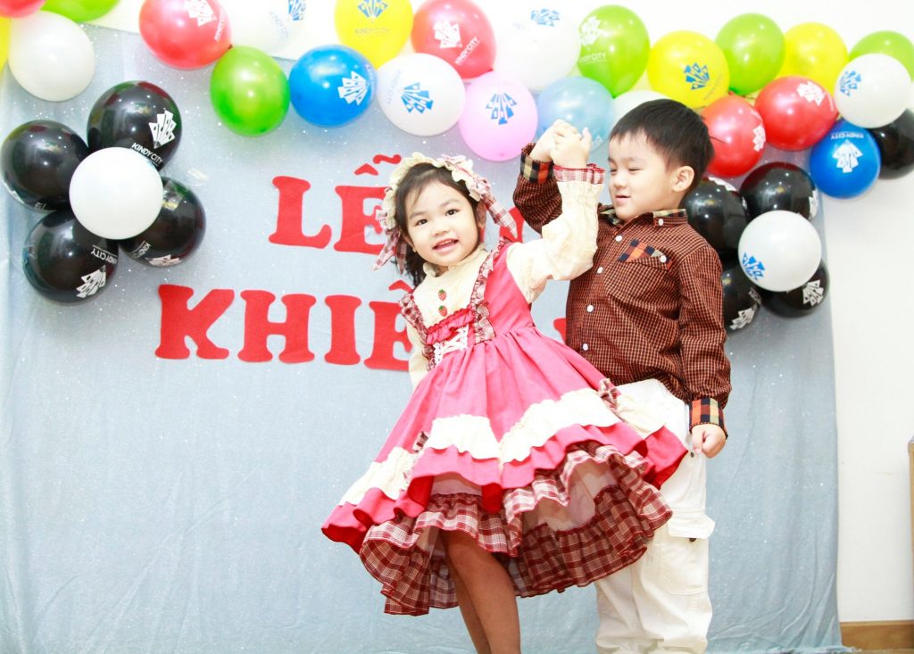 Học trò KINDY CITY xúng xính váy áo dự lễ hội khiêu vũ