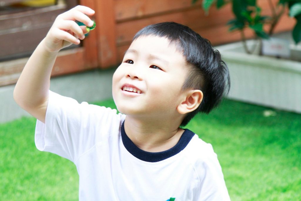 Những viên bi được mang ra trong niềm bất ngờ và ngỡ ngàng của các bạn nhỏ