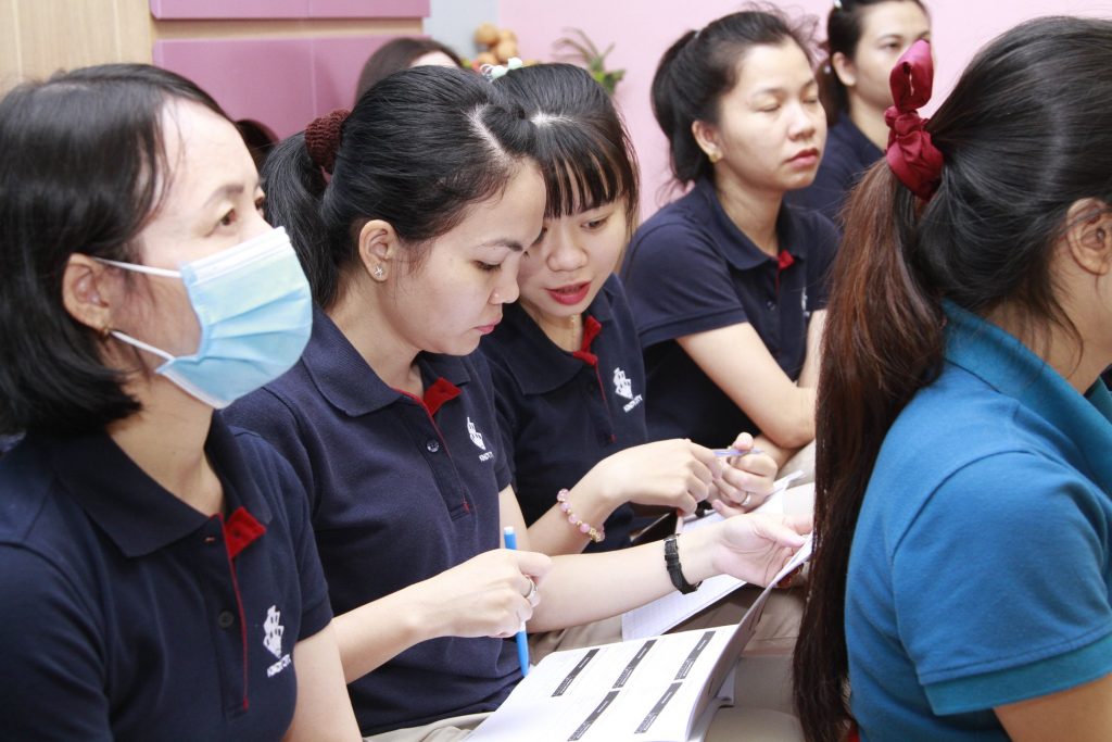 Chủ trương giáo dục chung của hệ thống là để trẻ phát triển tự nhiên, không o ép
