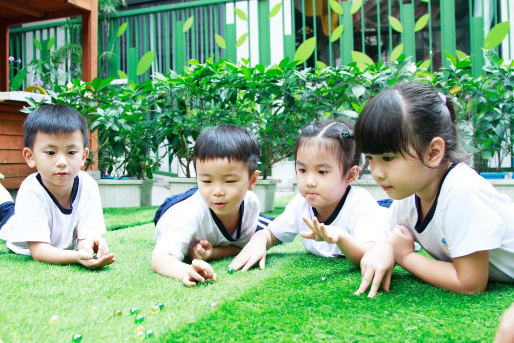 Trẻ chơi bắn bi say mê tại KINDY CITY
