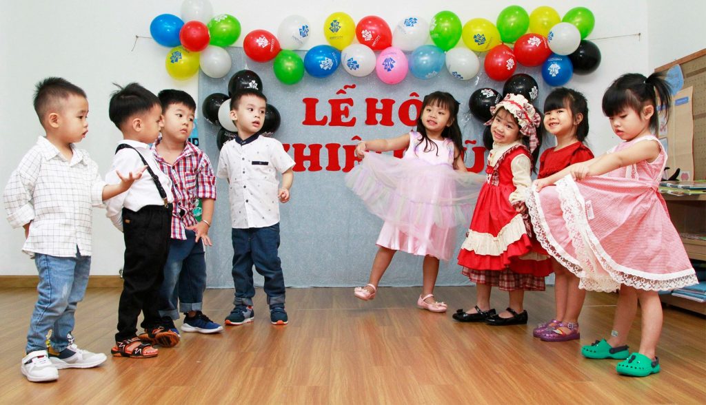 Những cặp đôi bắt đầu nhẹ nhàng chuyển động theo từng nhịp điệu