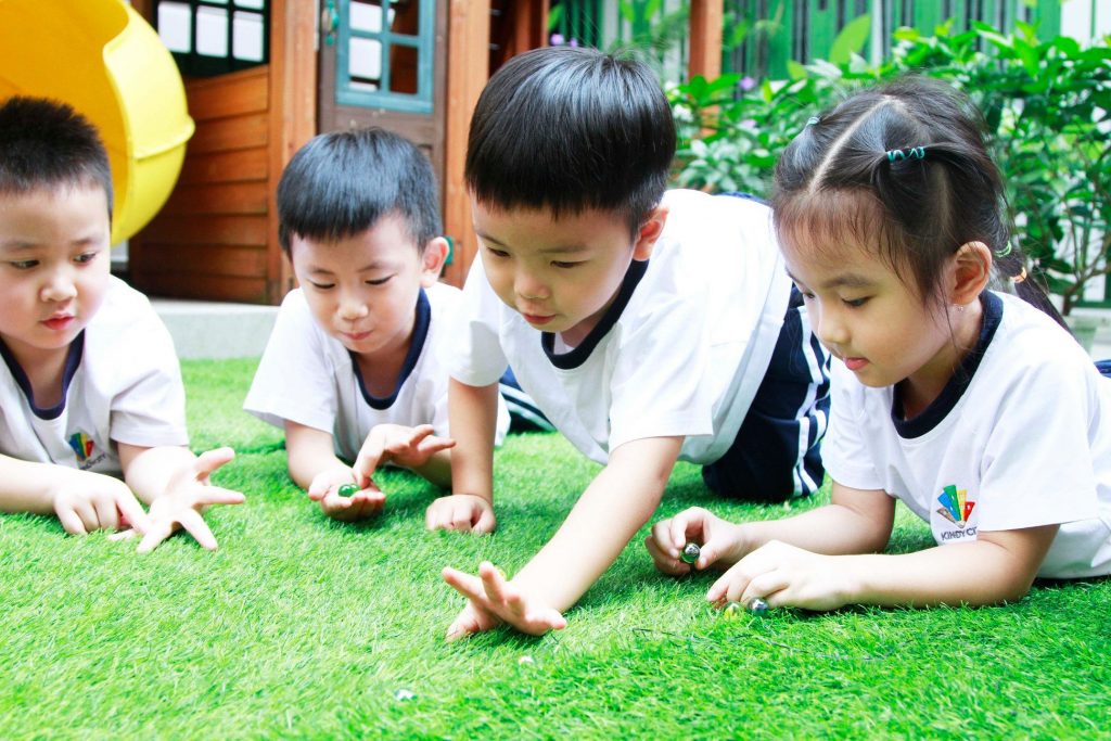 Trẻ chơi bắn bi say mê tại KINDY CITY