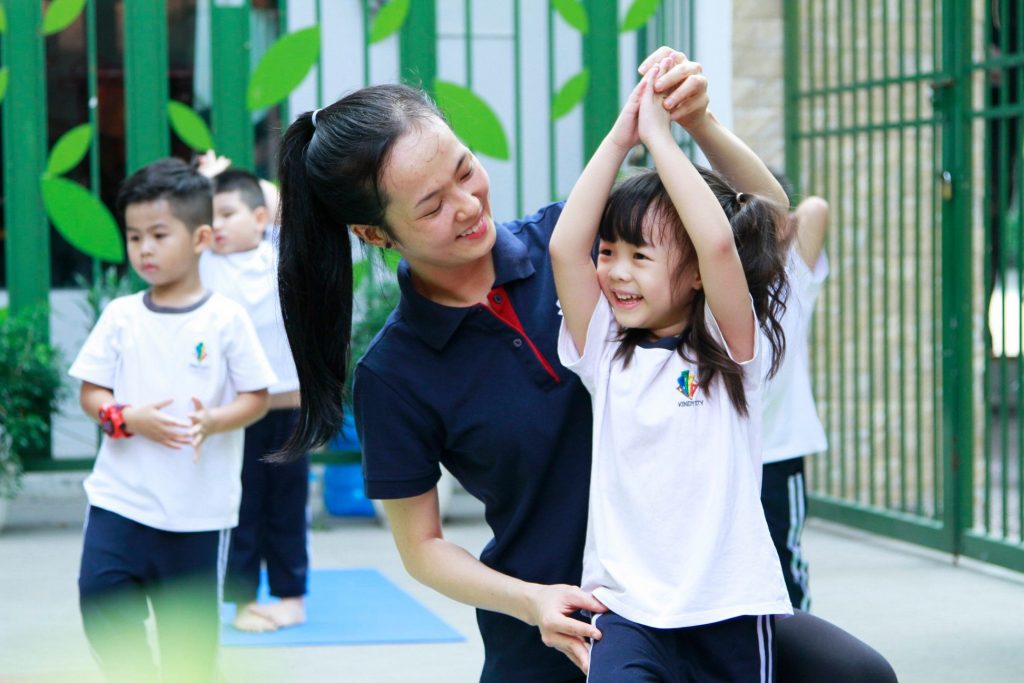 Học sinh Kindy City tập yoga để bắt đầu ngày mới