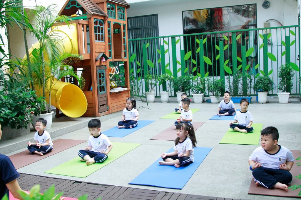 Học sinh Kindy City tập yoga để bắt đầu ngày mới