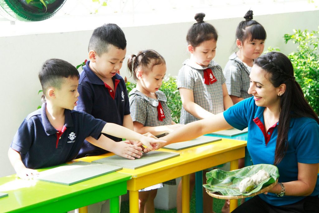 Học sinh Kindy City quận 7 làm quen gốm nghệ thuật cùng cô Seda
