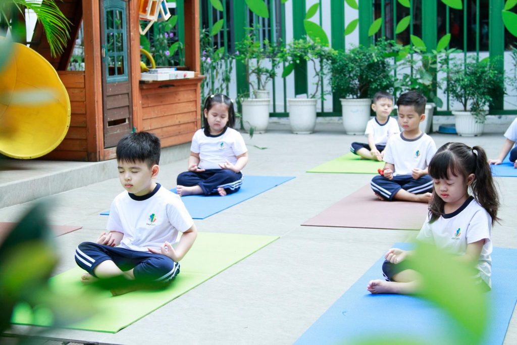 Trẻ nhắm mắt nghe nhạc, tập dùng thính giác và lặng im cảm nhận những âm thanh xung quanh mình
