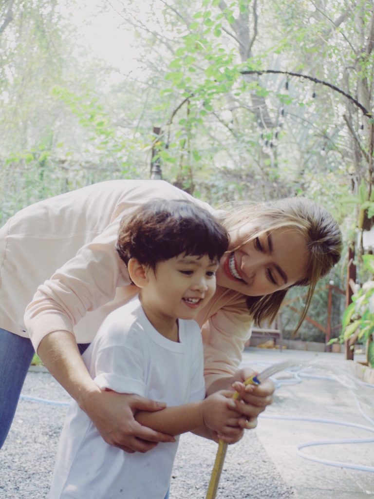 Người mẹ rất vui khi con trai đã phát triển rất nhiều kỹ năng sống cũng như khả năng vận động cơ thể