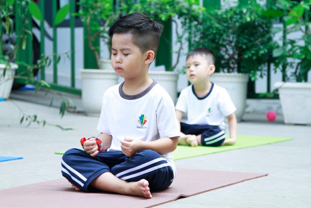 Trẻ nhắm mắt nghe nhạc, tập dùng thính giác và lặng im cảm nhận những âm thanh xung quanh mình